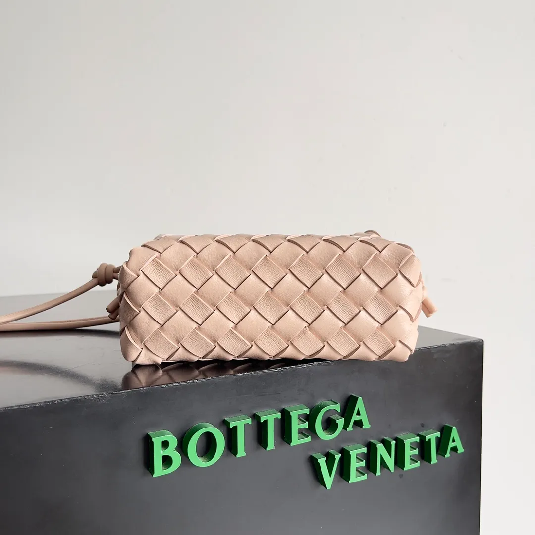 Batch 1560 New version and new color (third generation) 𝗕𝗼𝘁𝘁𝗲𝗴𝗮 𝗩𝗲𝗻𝗲𝘁𝗮———— The latest version of the loop camera bag💥 at the BV King of Cost-Effectiveness counter, large woven texture➕As always, ultra-high-quality lambskin, with zippers and adjustable drawstrings, it is especially suitable for the belly💫It can fit anything, and it is very light in weight. It is suitable for girls of all ages. Size: 17*10*6cm Style number: 723547